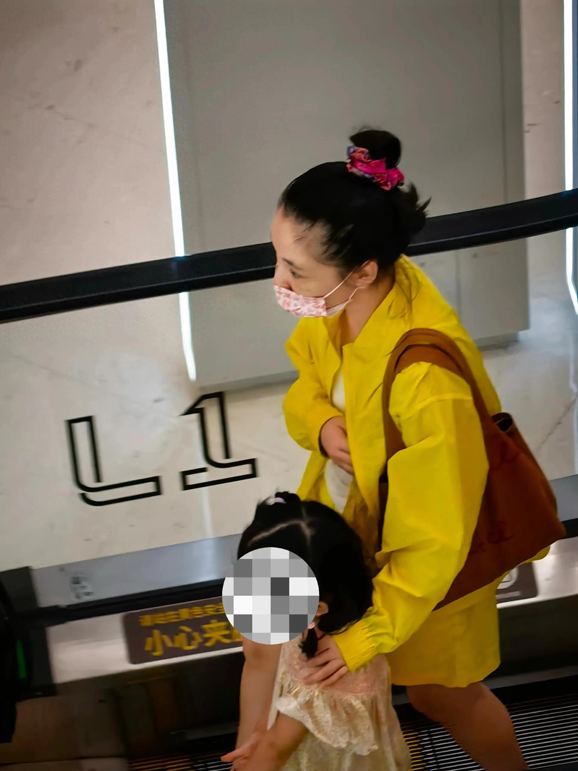 吴倩带着女儿在武汉逛街，她扎着丸子头没有少女感，妈味儿很重！