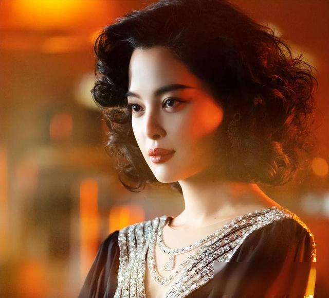 本以为秦岚已是身材天花板，看到辛芷蕾后，才知道什么叫人外有人