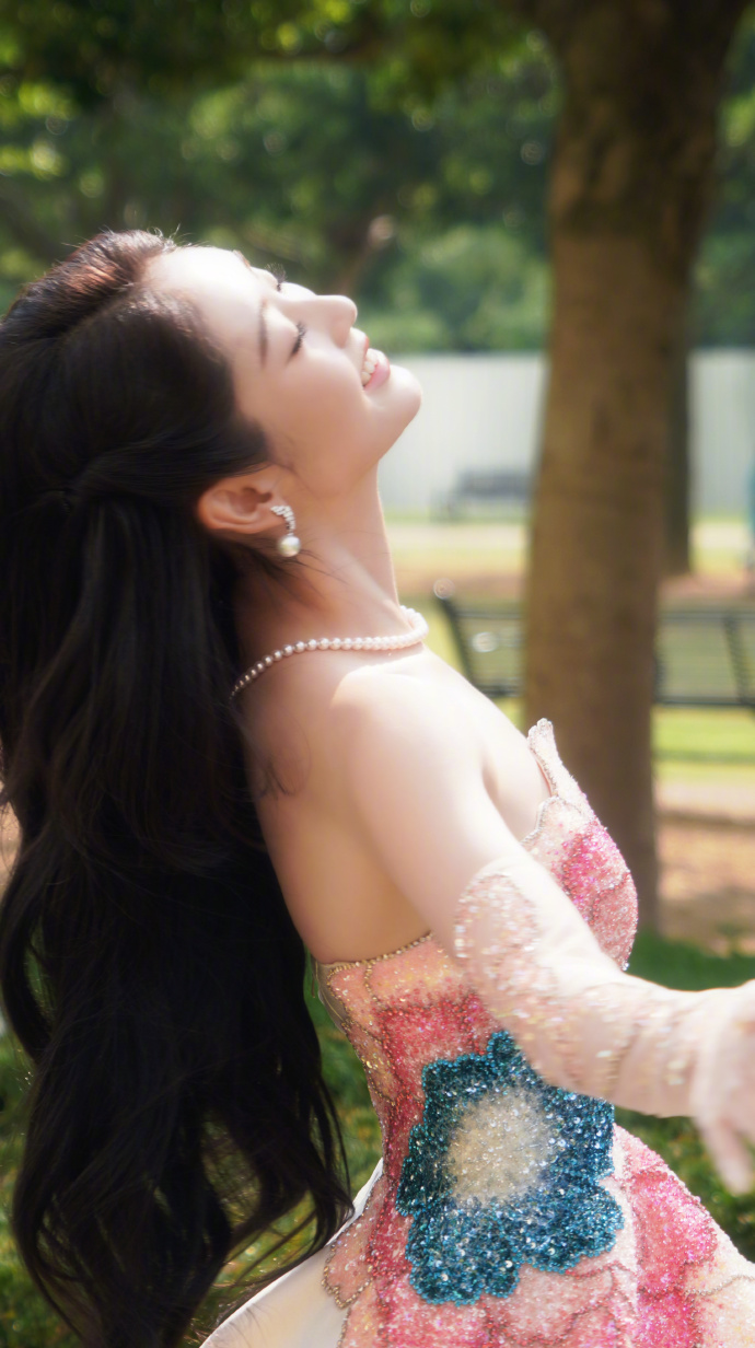 邢菲今日份营业美拍,抹胸裙穿搭高贵优雅