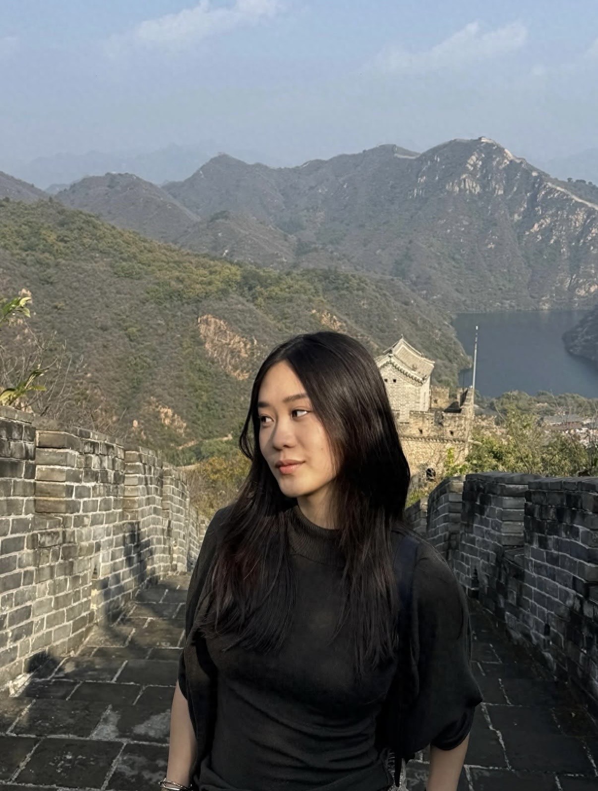 李连杰22岁女儿在北京旅游，逛故宫爬长城心情激动，称感觉像回家