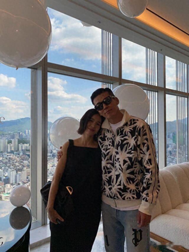 韩国男团始祖秀恩爱，表白引热议