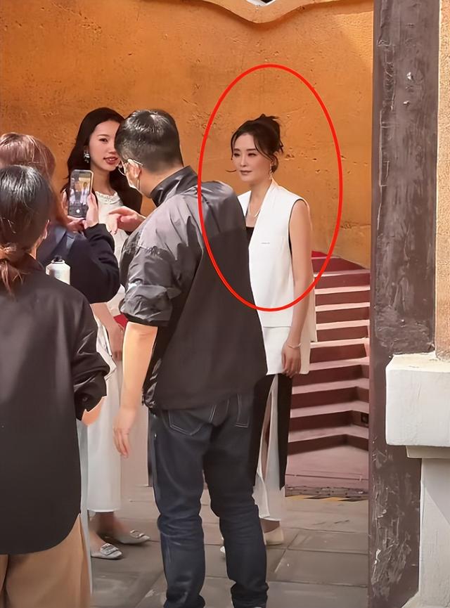 51岁王艳现身廊坊，扎丸子头发际线后移显老态，无滤镜修图好真实