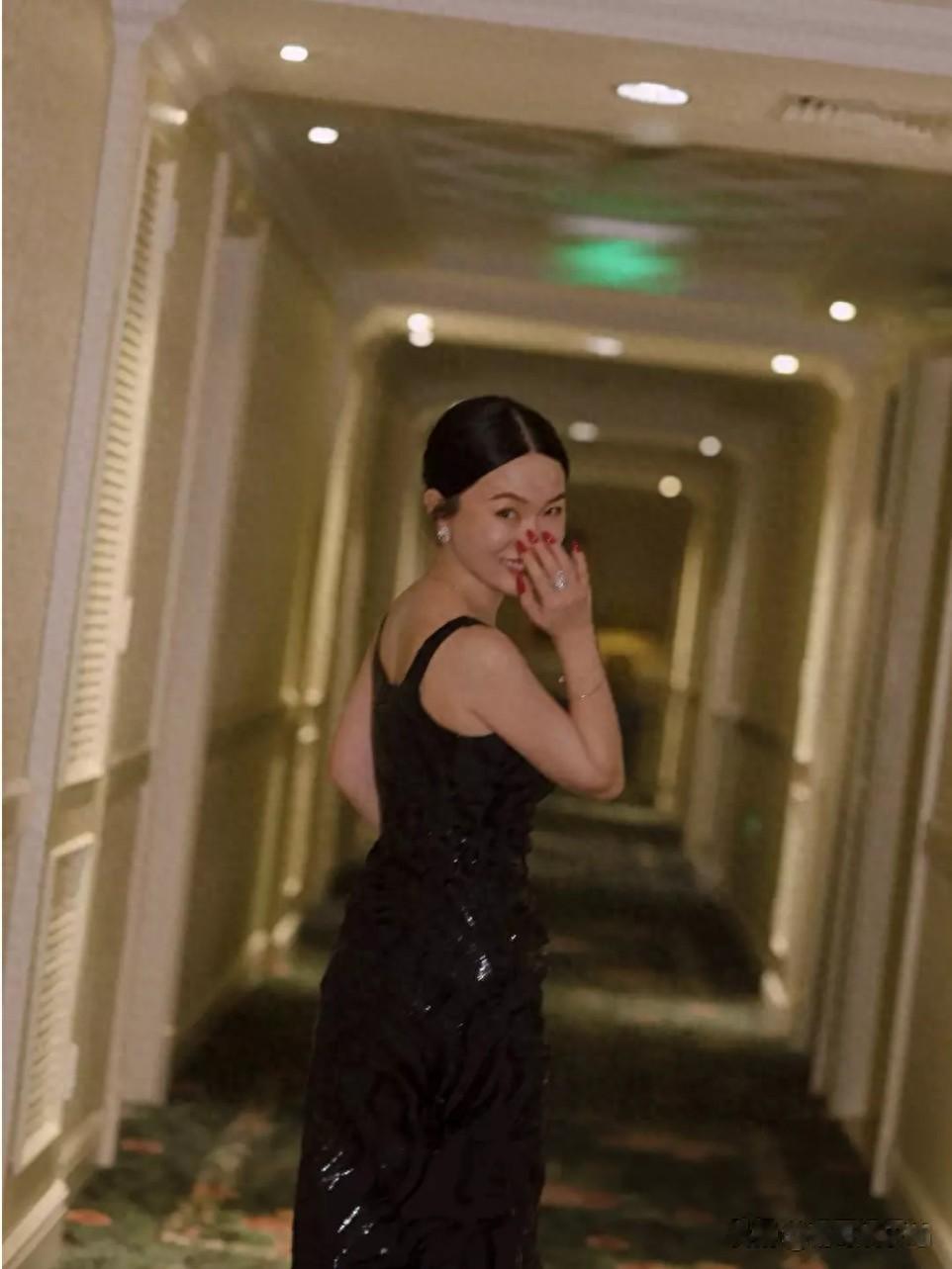 45岁霍思燕黑吊带裙封神,回眸甜笑赢麻红毯