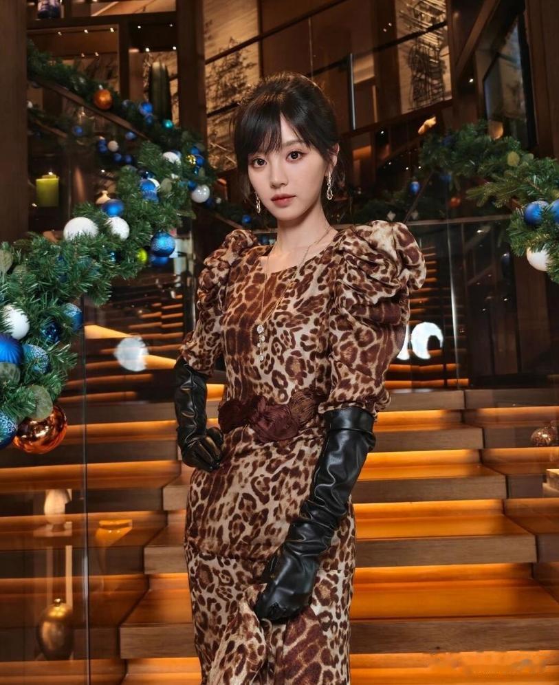 田曦薇，一组甜美的豹纹裙装穿搭，好看好美啊