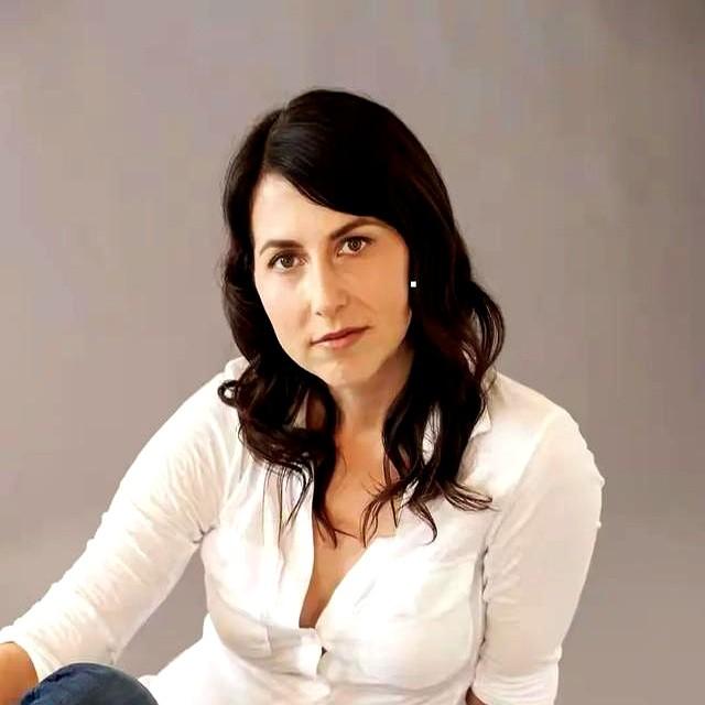 桑切斯婚后现身巴黎！紧身皮裙状态佳似少女，不为首富哥收敛魅力