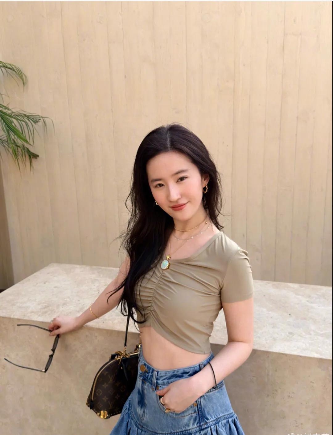 刘亦菲去阿布扎比喝咖啡，穿着短裙瘦了不少，一群人中白得发光