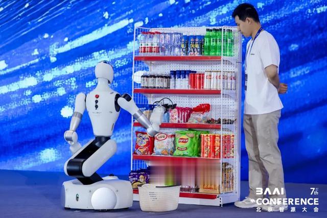 專訪銀河通用王鶴：真正能“干活”的機器人，不怕價格戰丨涌現36人