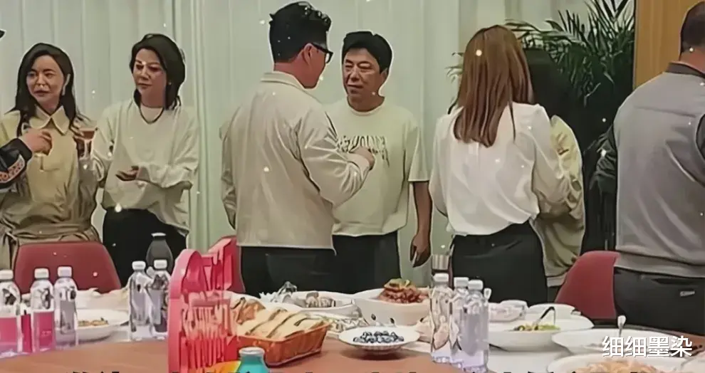 华表奖后黄渤设宴攒局,半个娱乐圈到场,桌上全是人情世故