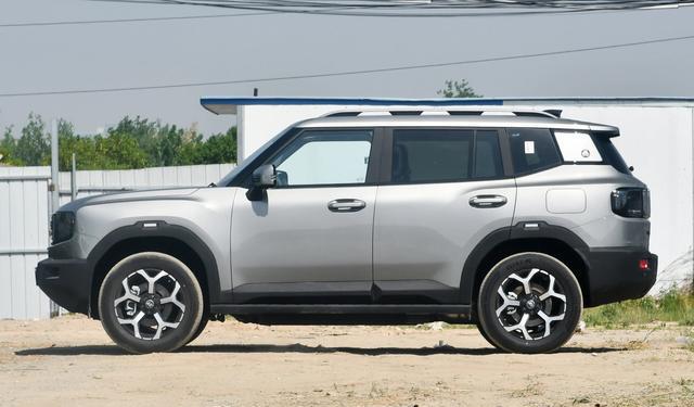 10万级越野SUV方盒子!大空间+四驱,纯电续航220km,家用也很香