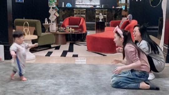 赵本山1岁外孙会走了！球球晒小皮豪宅内学走路，马丽娟满脸慈爱