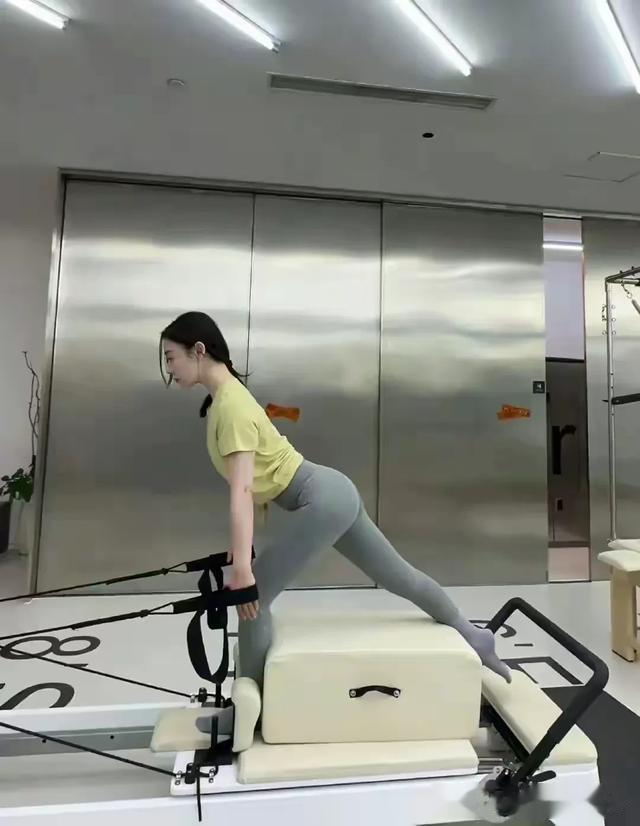 39岁未婚袁姗姗秀健身照，瑜伽裤凸显逆天腰臀比，不婚生活超自在