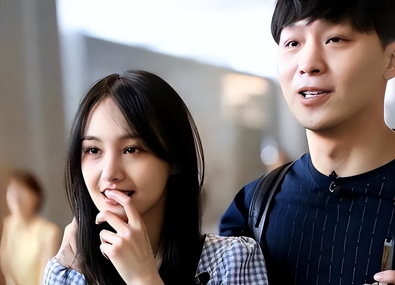 郑爽罕见分享正脸照，四年异乡生活，她身材消瘦发量堪忧财务告急