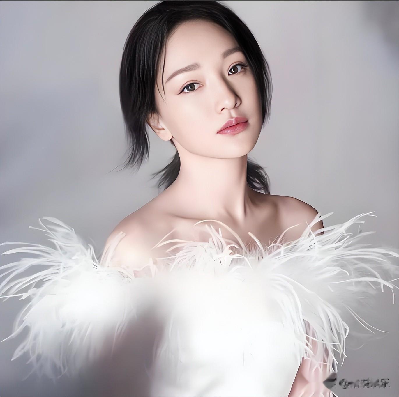 51岁周迅在巴黎时装周,满头白发不修边幅,网友太真实,太随性