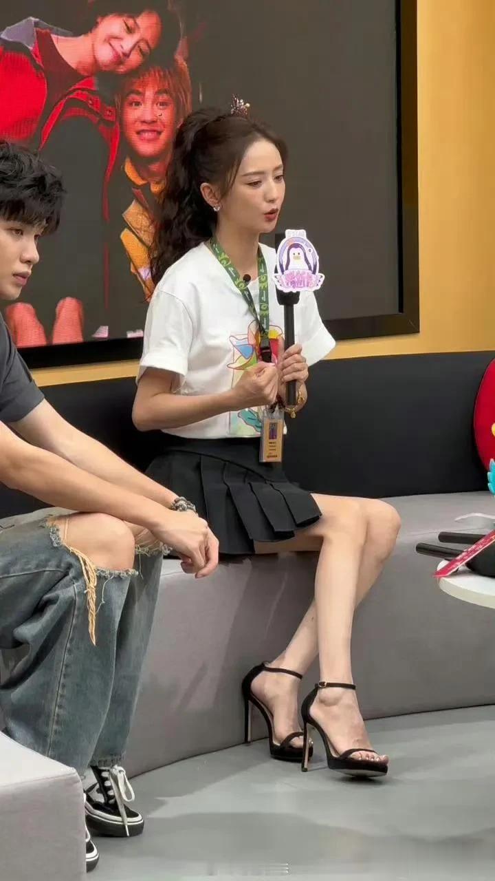 佟丽娅脚上的螺丝骨怎么肿起来了,两只脚都不怎么对称