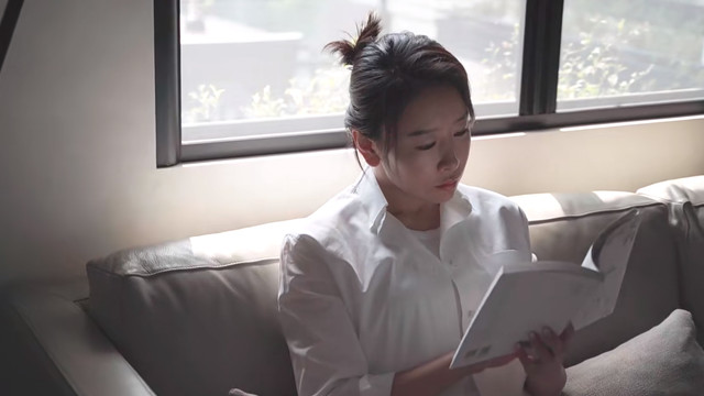 42岁毛俊杰离婚后定居上海住大别墅，晒居家生活，插花看书好享受