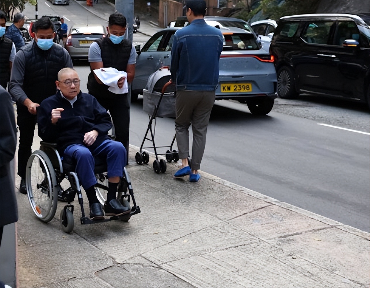 74岁刘銮雄与甘比罕见合体！女方气色佳保养得宜，搀扶男方显疲惫