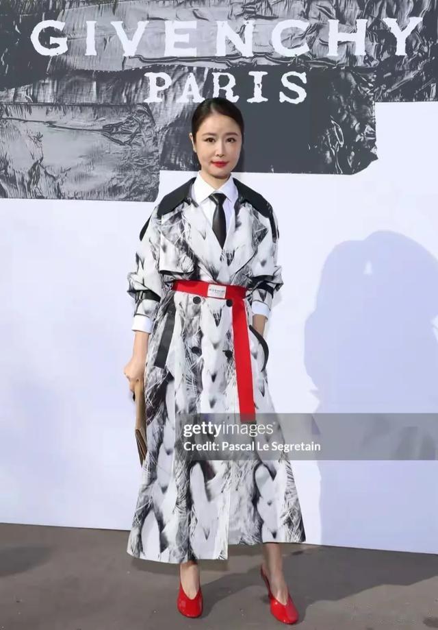 巴黎时装周：49岁发胖的林心如被49岁自律的舒淇“虐”得体无完肤