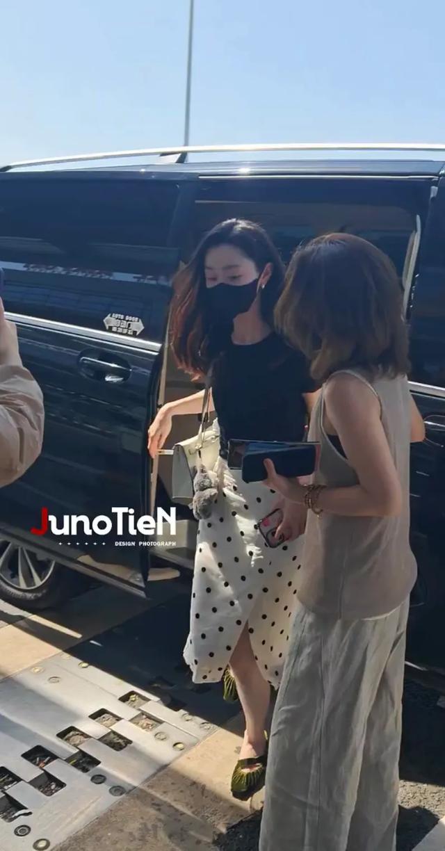 宋轶背着12万的爱马仕包狂奔，她跑的好快，她穿的百元波点裙好看