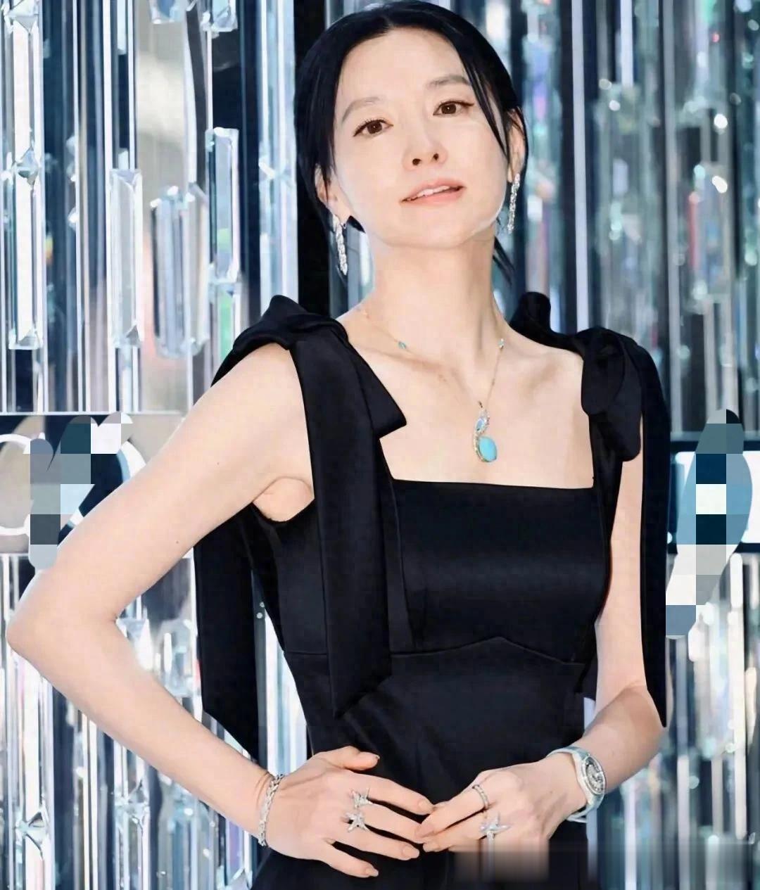 54岁李英爱科技美后大回春！一袭黑色吊带裙+低盘发，高级又大气