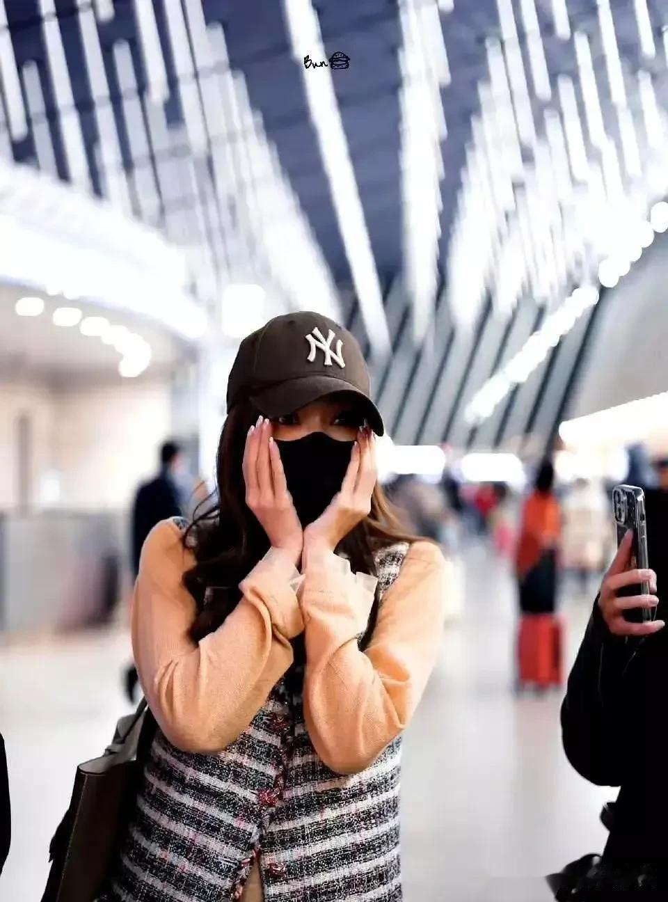 刷到贾玲的机场照，这还是那个我们熟悉的“喜剧担当”吗？