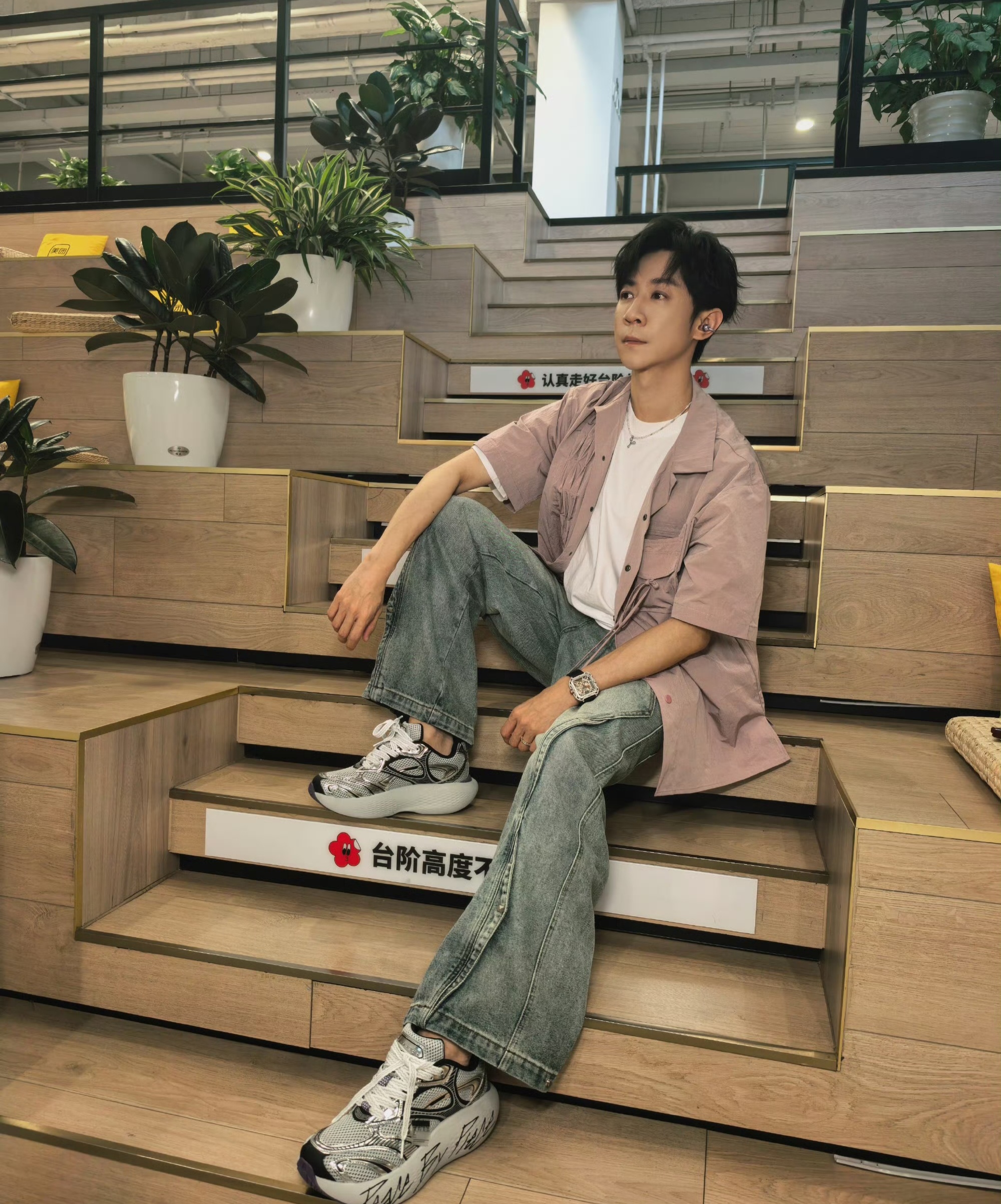 网友偶遇张维伊接小酒窝放学,两人相处得真好,董璇爸爸也在