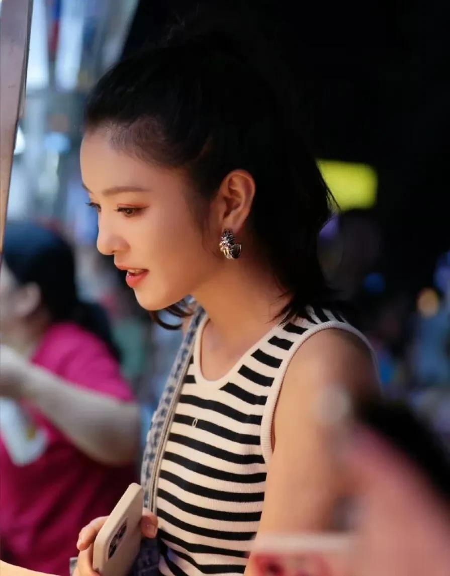 李云霄夜市逛吃ootd，穿条纹背心衣搭配高马尾，笑容好有感染力