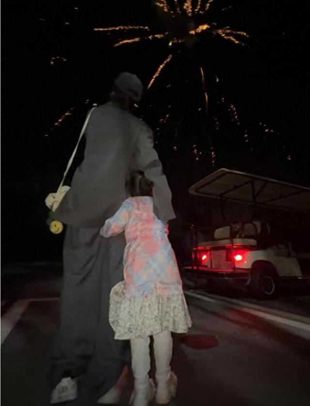 35岁张碧晨罕见晒女儿合照,母女同框看烟花,画面温馨感人