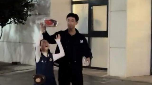 董璇带女儿探班新爸，张维伊贴心用手给酒窝挡雨，让人越看越顺眼