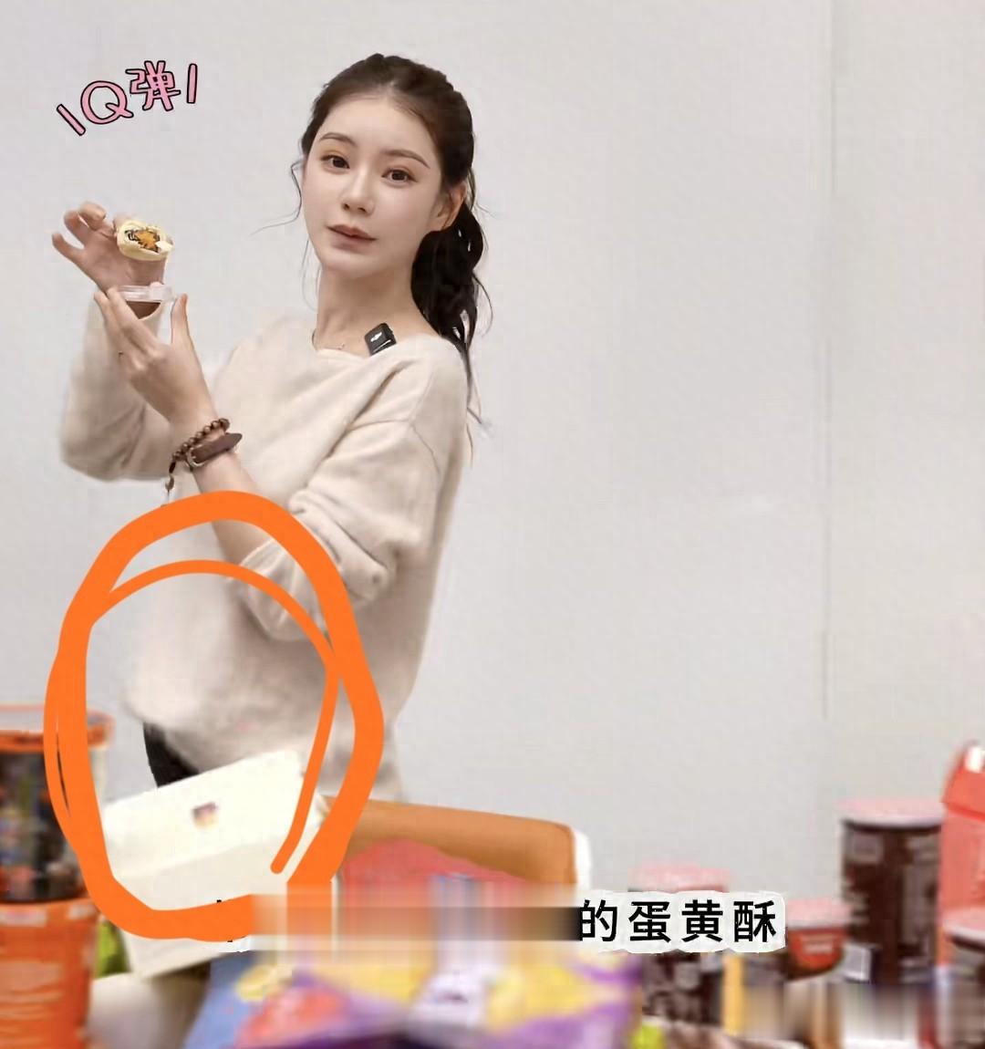 马筱梅挺孕肚直播，带货家乡美食工作好用心，被夸赞独立能干