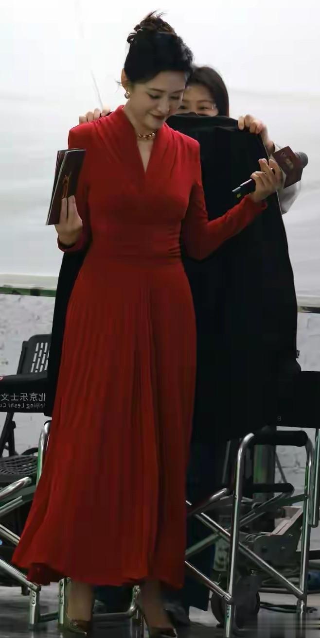 主持人周涛穿便衣太漂亮知性美丽优雅大气，一脸旺夫相看着很舒服