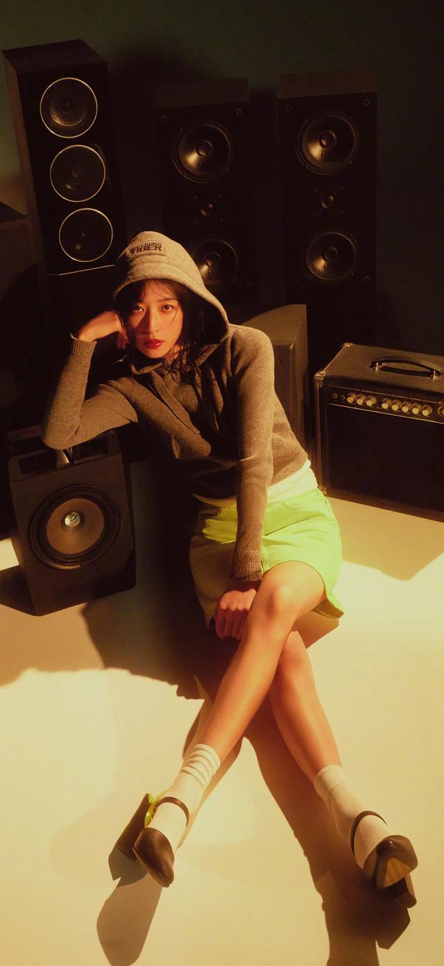 周雨彤最新妆造大片绝美壁纸氛围感拉满，周雨彤太美了