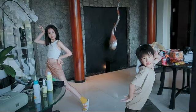 黄磊老婆带儿女出游，11岁多妹越长越美，个头出众颜值太高了