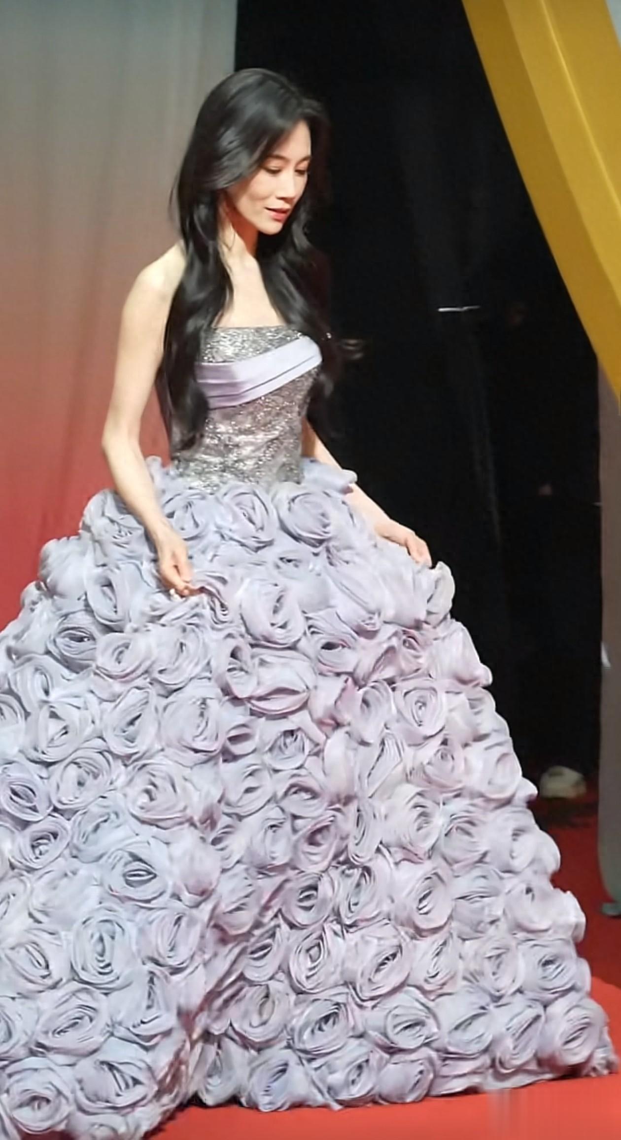 47岁温峥嵘红毯穿搭：微卷发+紫色玫瑰裙，下颌线清晰，状态如何