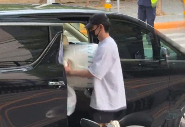 33岁邓伦被偶遇出行,独自开车拿东西,此前被曝结婚开启新生活