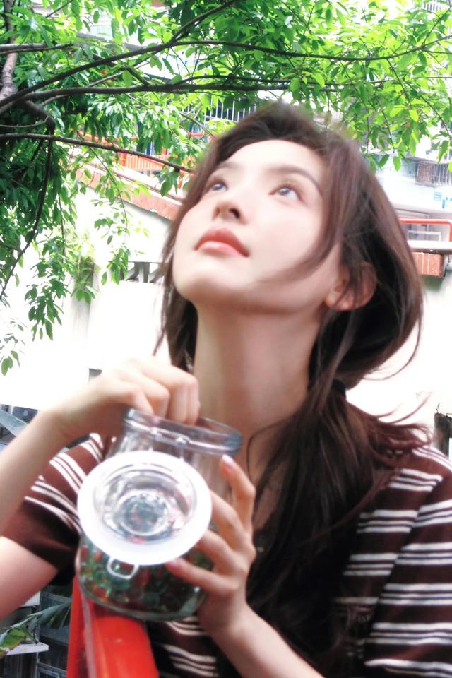 章若楠，pick一下小白袜