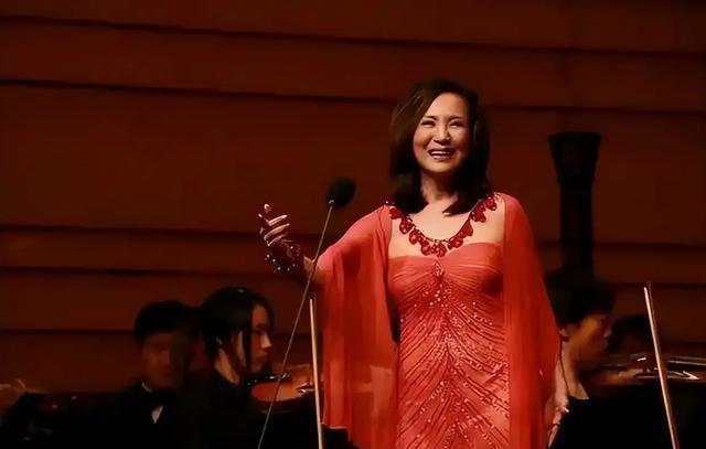 中国挣钱美国花？中美贸易打的热闹，这些明星却上赶着巴结美国！