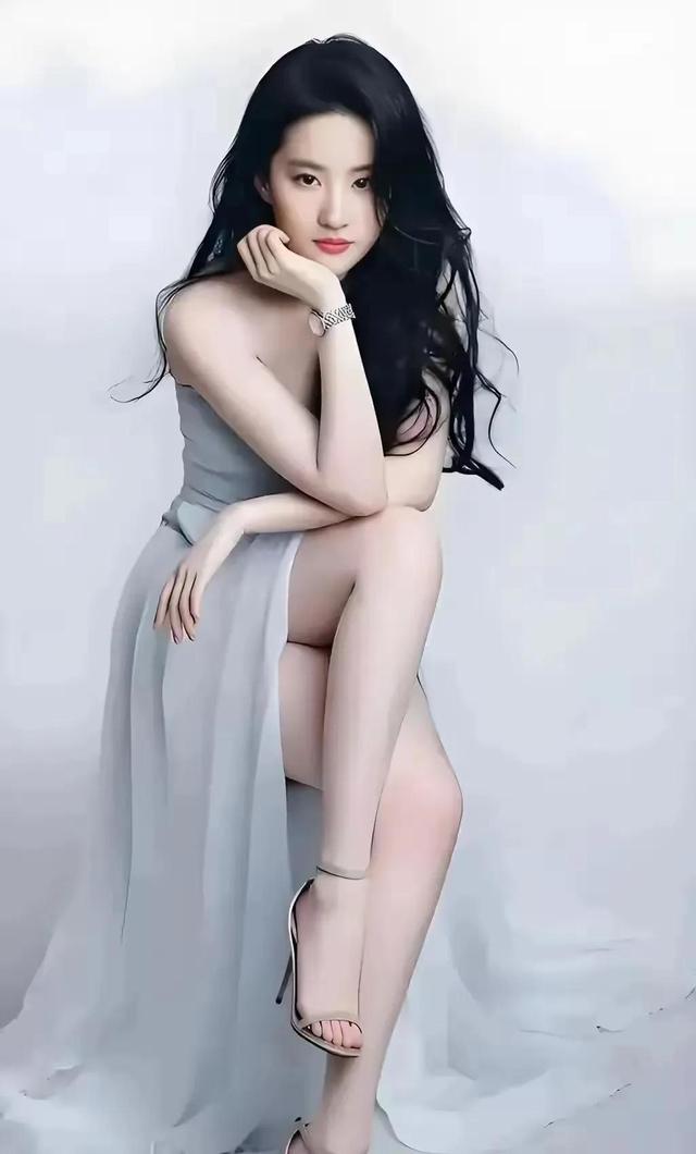 刘亦菲赤足轻倚,眉眼含情,美得不可方物