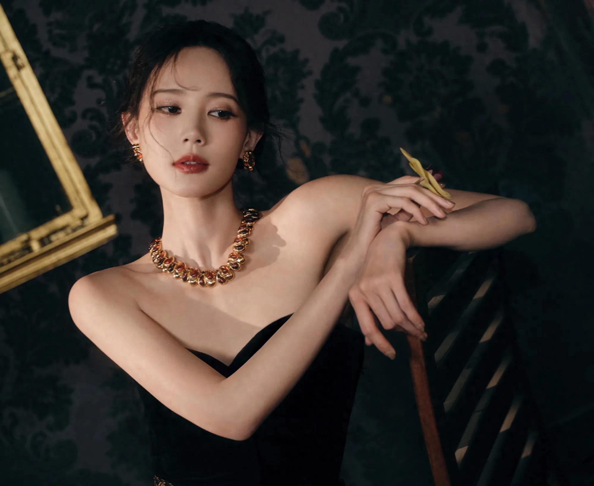 李一桐抹胸礼裙,美得像一幅画