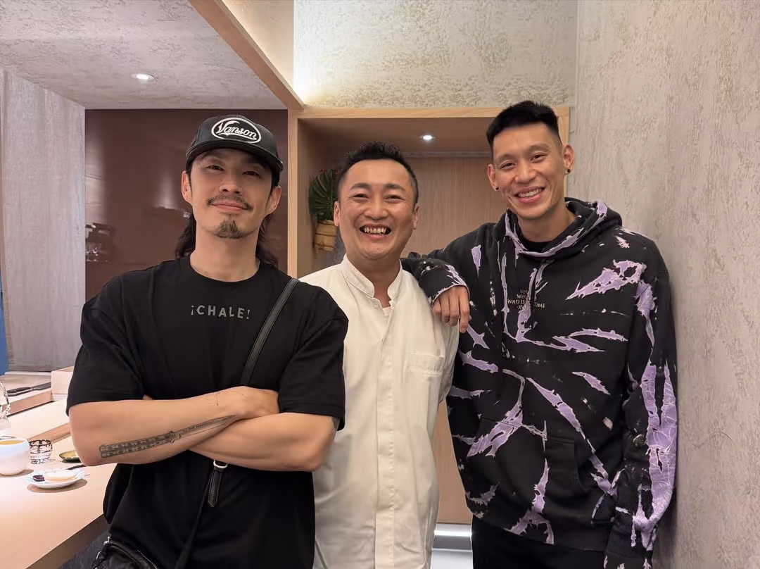 吴建豪和朋友在家里聚餐,70岁妈妈罕见露面,母子俩骨相都很抗老