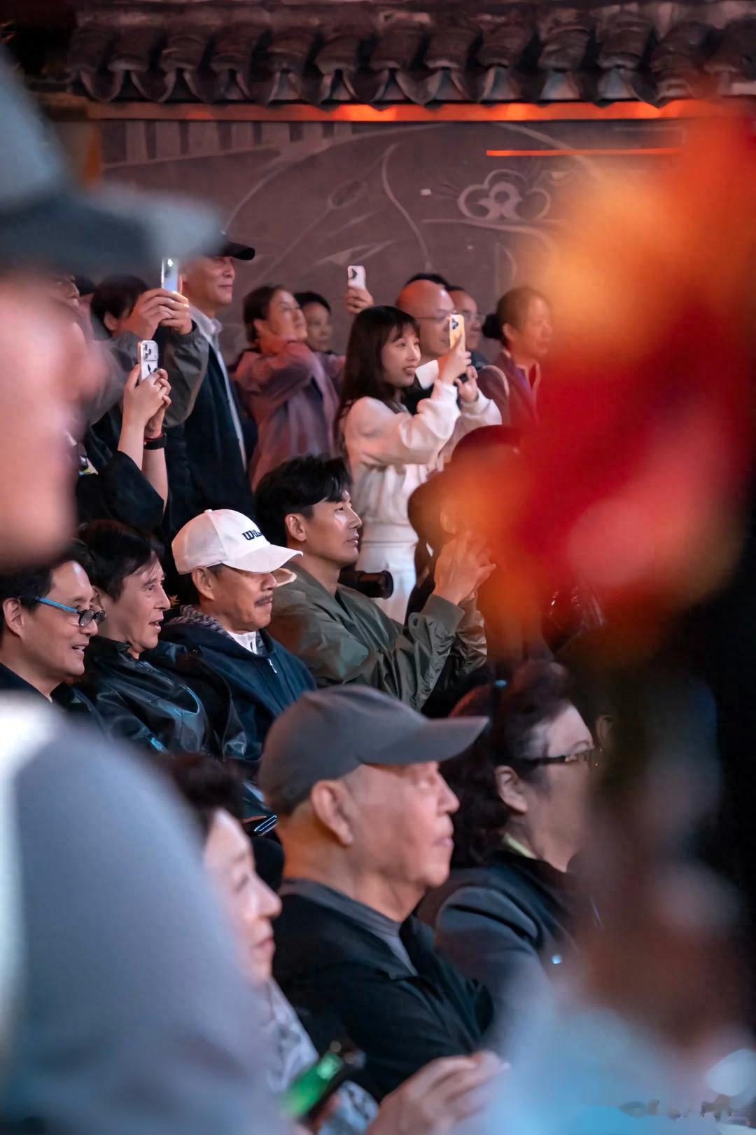 南京电影节这天：陈宝国合影冷脸，王奎荣无人理，张丰毅胡子拉碴