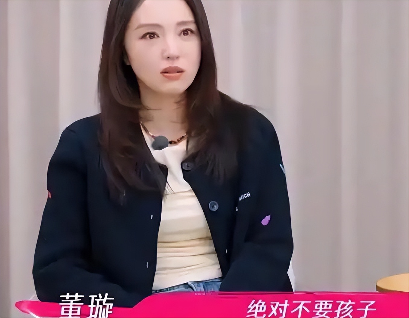 董璇46岁生日宴曝光!手捧蛋糕小腹隆起明显,张维伊站C位出风头