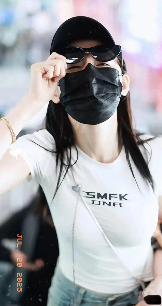 张天爱白T牛仔裤惊艳沈阳机场!34岁身材曲线炸裂