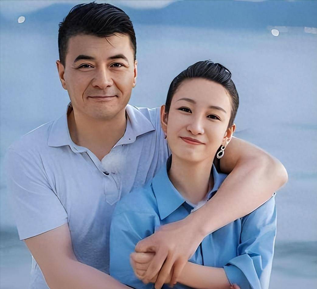 王新军现状:54岁脸部松垮,老婆秦海璐仍显年轻,儿子像母亲翻版