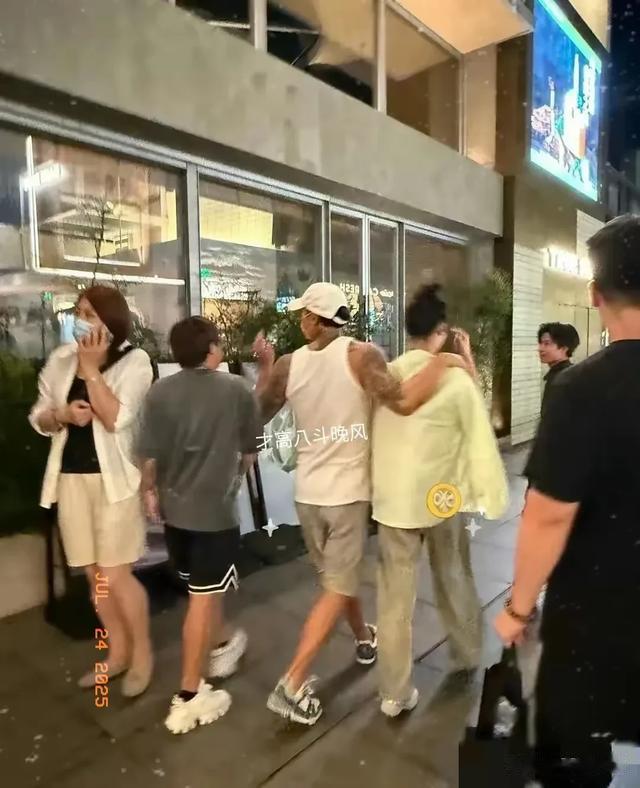 路人偶遇黄子韬搂着徐艺洋逛街 本人好壮实 男人味十足 大花臂好抢眼