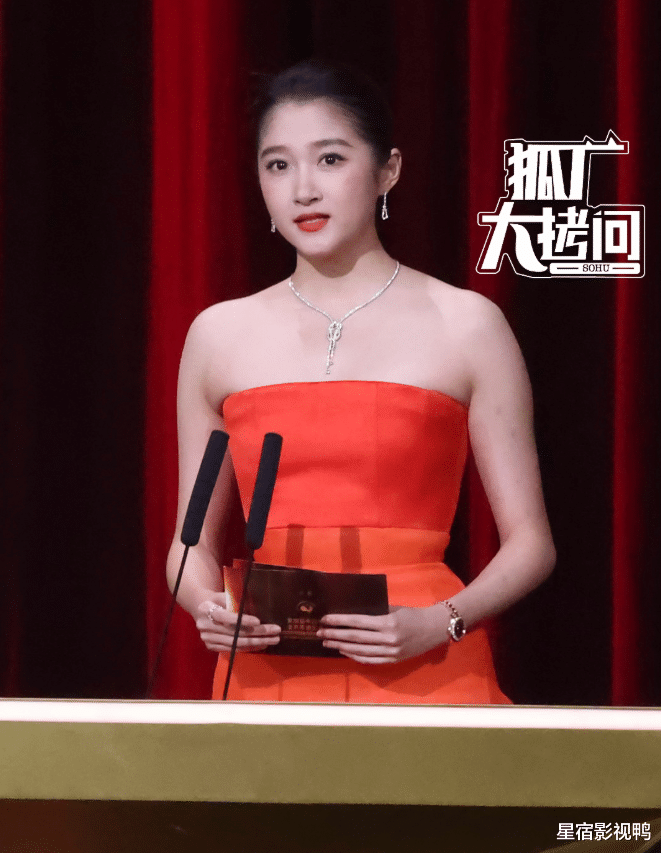 金鸡奖这晚,咏梅的露背礼服惊艳全场,秒了倪妮和宋佳