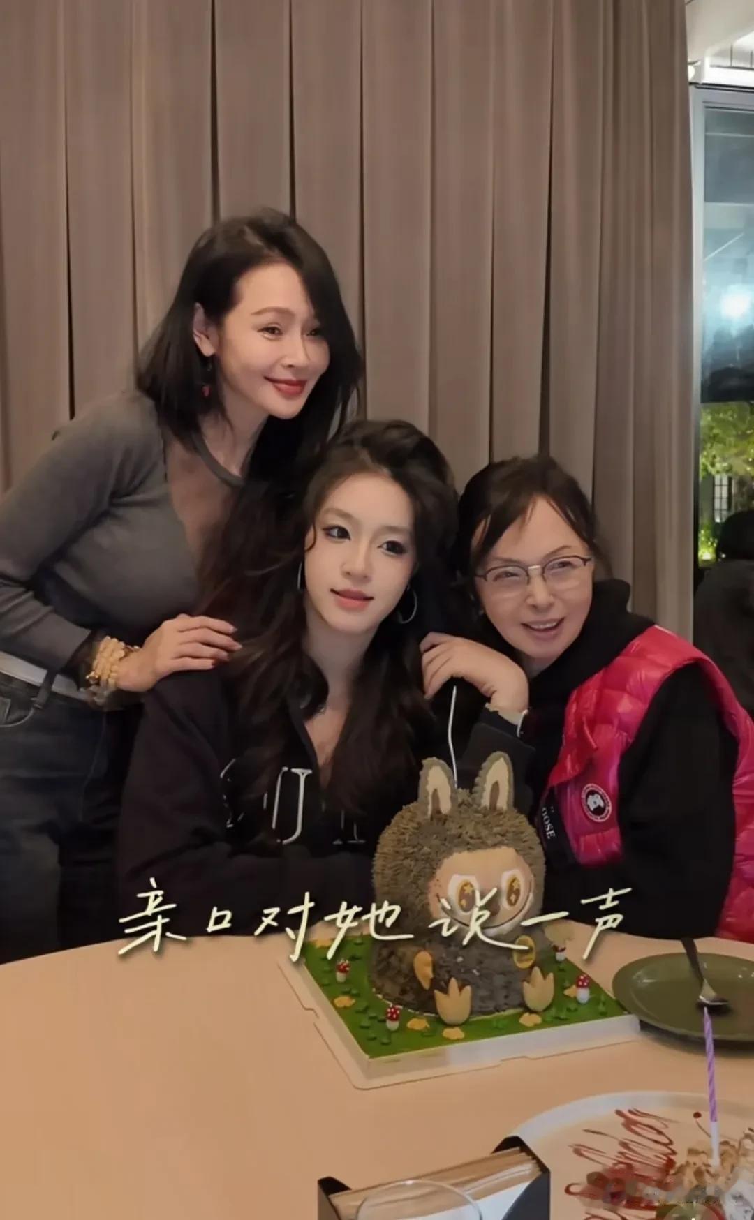 43岁于明加给女儿庆生，女儿比妈还美，嫁高管老公生俩女被宠成宝