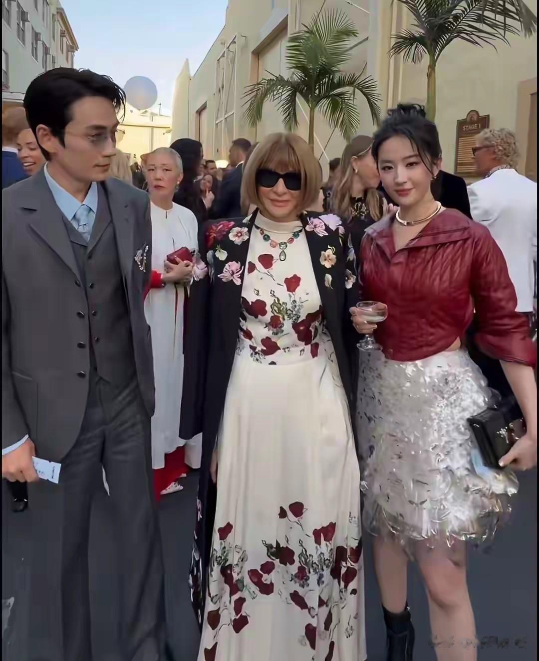 刘亦菲朱一龙洛杉矶同框，一个松弛似主人，一个拘谨像“旁听生”