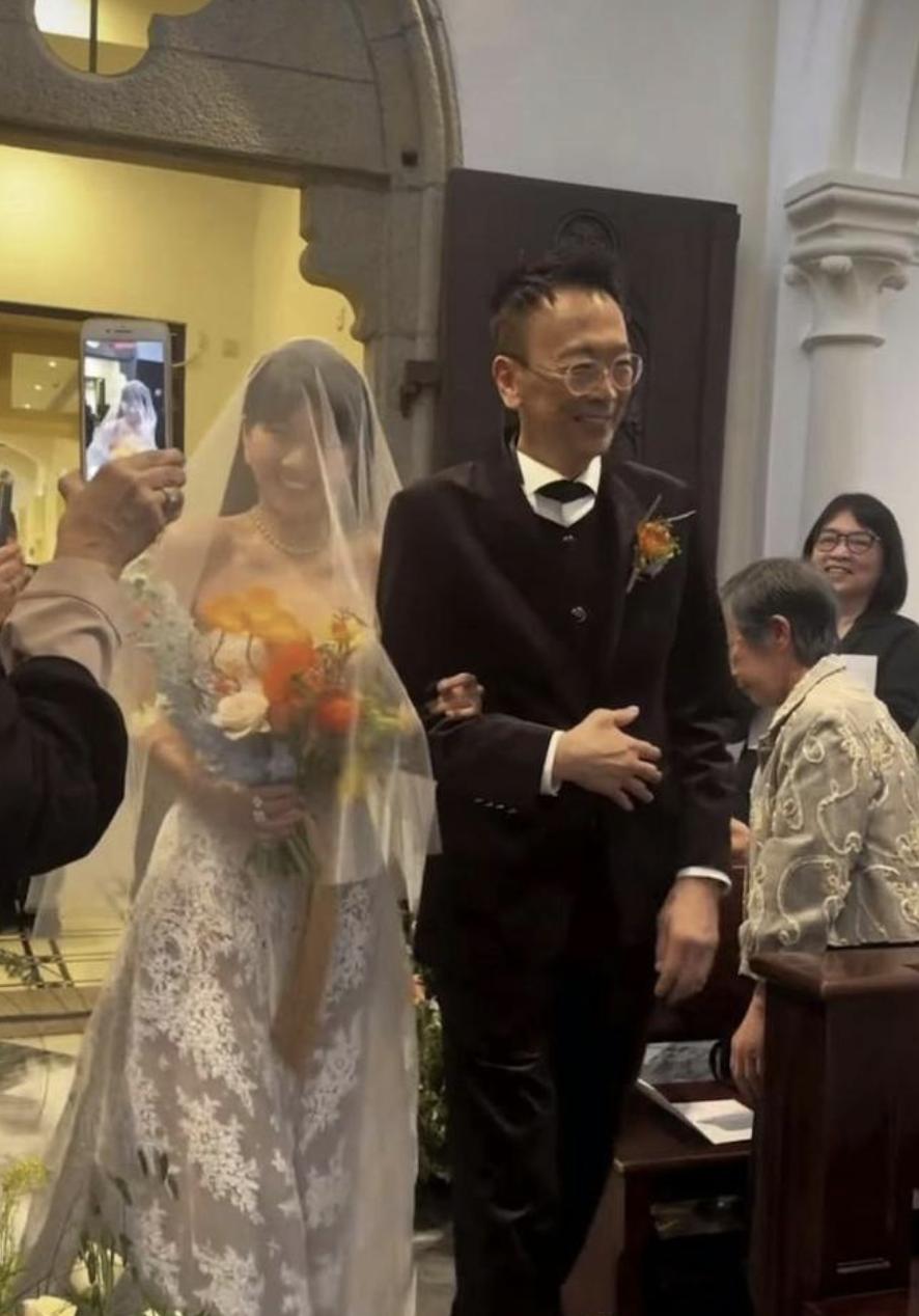 郑丹瑞长女在家办迎婴派对，临盆在即仍很瘦，林子祥儿子携女现身