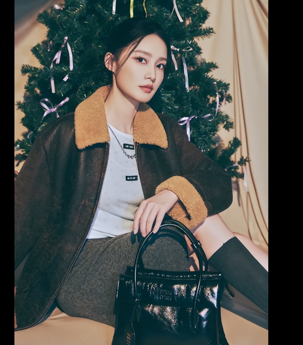 李沁灰色皮衣搭配长靴，身材超好，女王范十足！