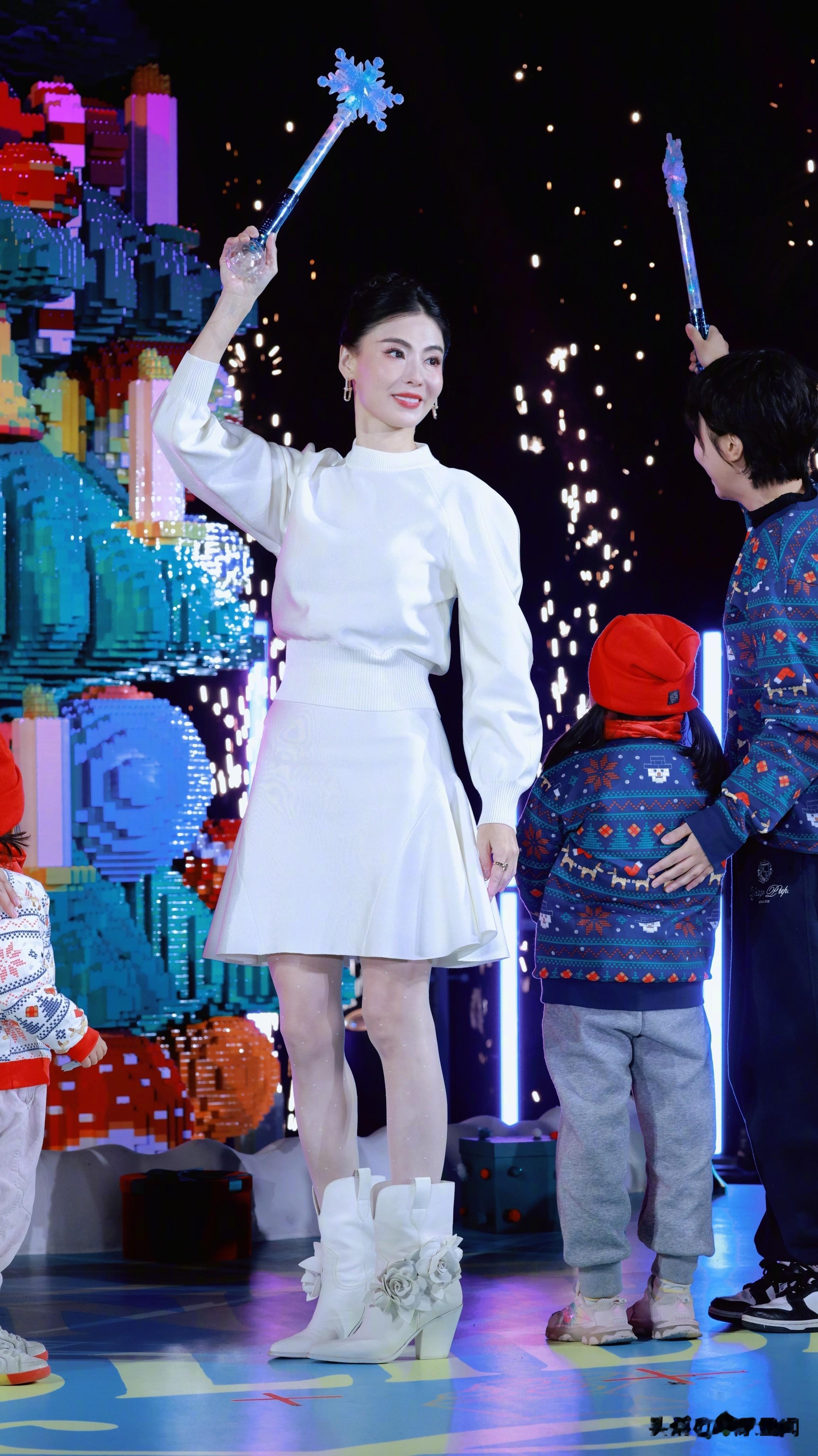 45岁的张柏芝在上海乐高乐园露出梨涡笑容时,人们惊叹冻龄神颜!